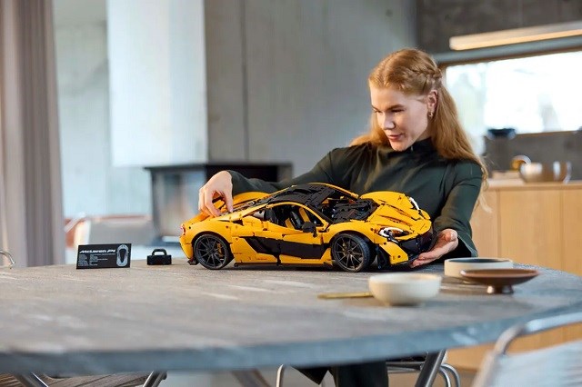 LEGO Technic 42172 McLaren P1_3.jpg