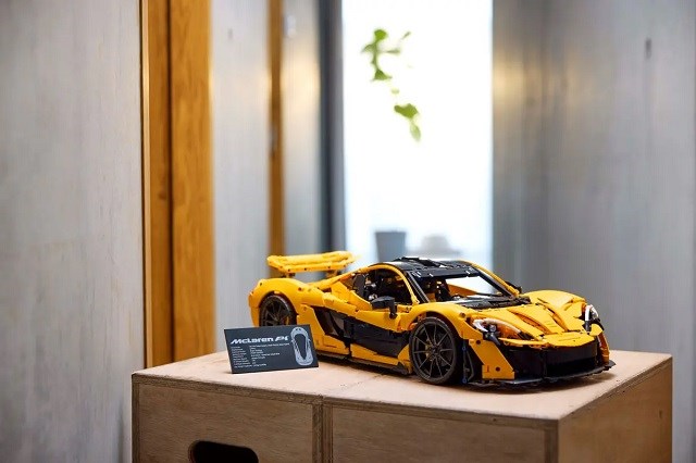 LEGO Technic 42172 McLaren P1_4.jpg
