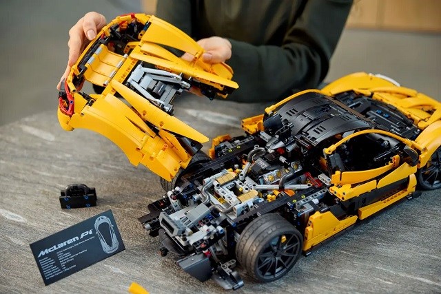 LEGO Technic 42172 McLaren P1_9.jpg
