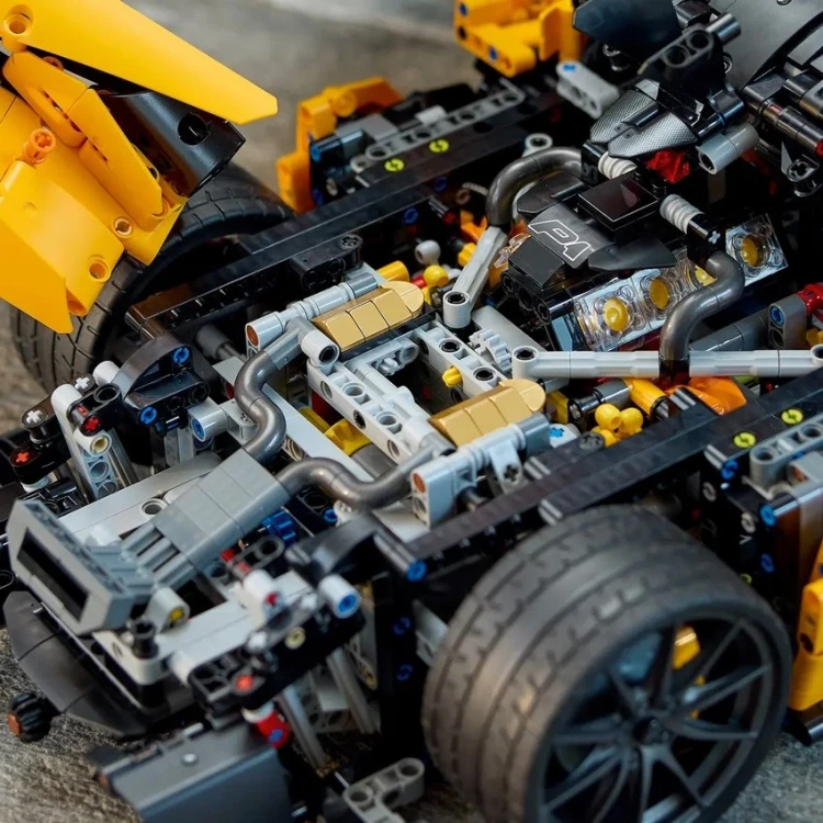LEGO Technic 42172 McLaren P1_10.jpg
