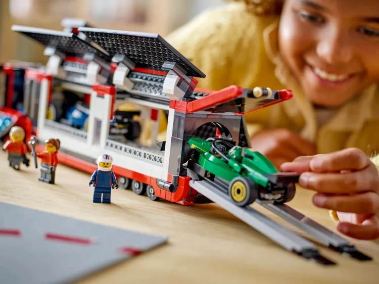 Klocki Zestaw LEGO CITY 60445 F1 Ciężarówka z bolidami RB20 i AMR24_10.jpg