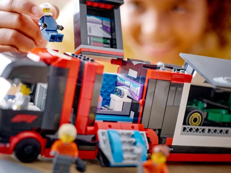 Klocki Zestaw LEGO CITY 60445 F1 Ciężarówka z bolidami RB20 i AMR24_11.jpg