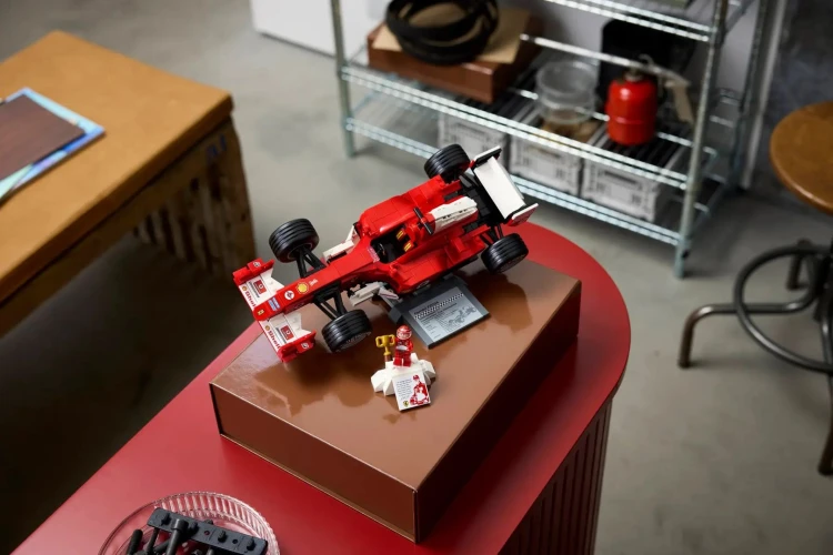 Klocki LEGO Icons 11375 Ferrari F2004 i Michael Schumacher_9.jpg