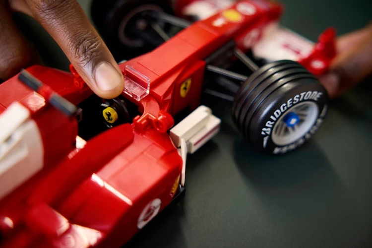 Klocki LEGO Icons 11375 Ferrari F2004 i Michael Schumacher_12.jpg