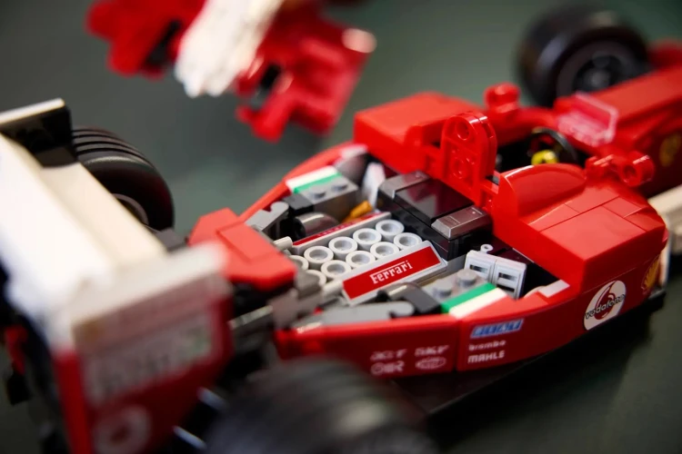Klocki LEGO Icons 11375 Ferrari F2004 i Michael Schumacher_13.jpg