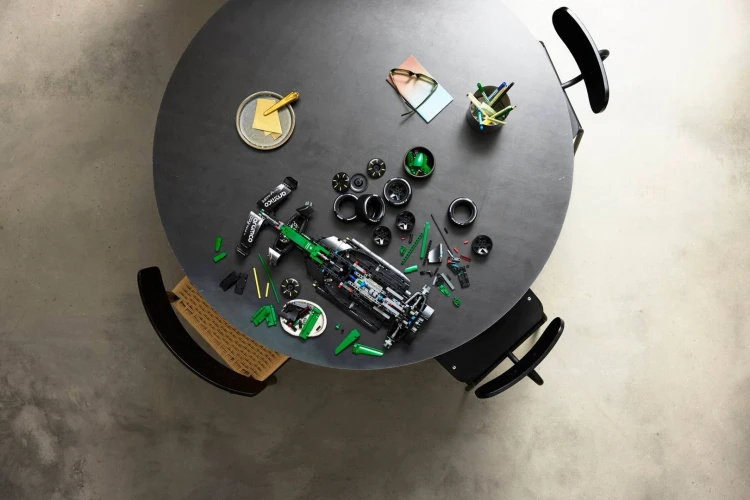 LEGO Technic 42240 Samochód Aston Martin Aramco AMR25 F1_8.jpg