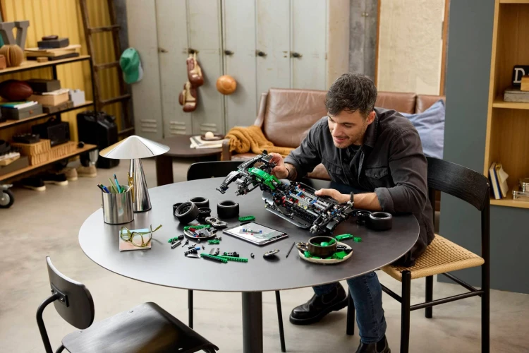 LEGO Technic 42240 Samochód Aston Martin Aramco AMR25 F1_9.jpg