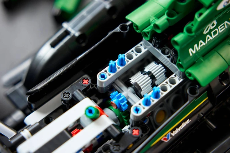LEGO Technic 42240 Samochód Aston Martin Aramco AMR25 F1_10.jpg