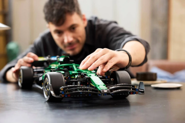 LEGO Technic 42240 Samochód Aston Martin Aramco AMR25 F1_13.jpg
