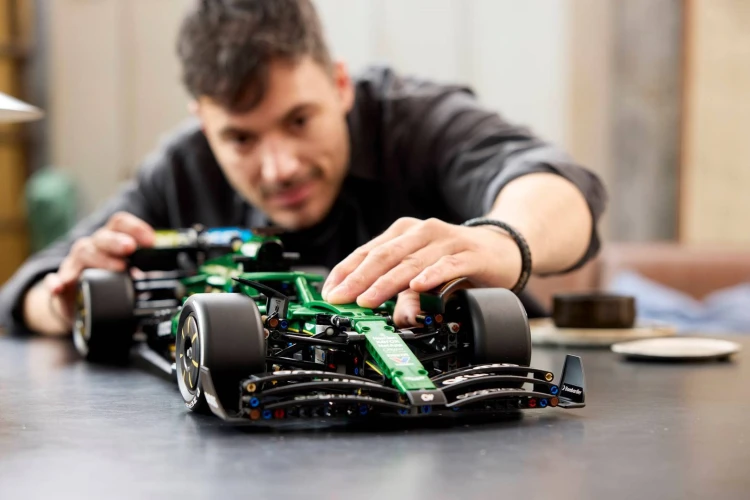 LEGO Technic 42240 Samochód Aston Martin Aramco AMR25 F1_14.jpg