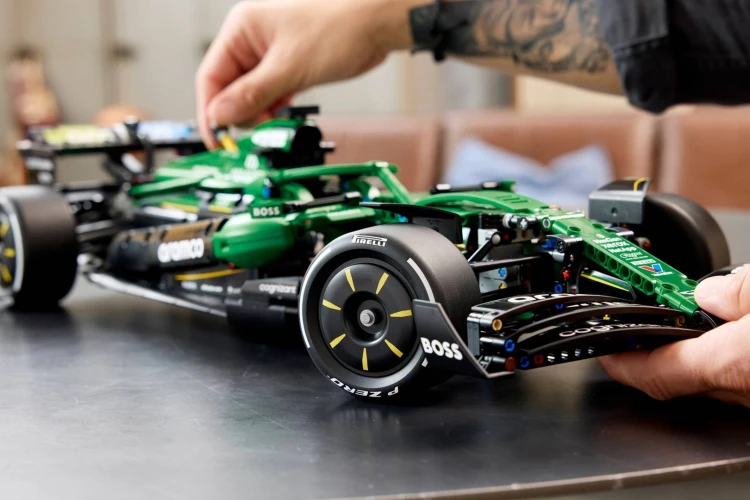 LEGO Technic 42240 Samochód Aston Martin Aramco AMR25 F1_15.jpg