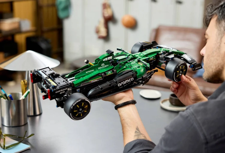 LEGO Technic 42240 Samochód Aston Martin Aramco AMR25 F1_18.jpg