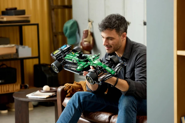 LEGO Technic 42240 Samochód Aston Martin Aramco AMR25 F1_19.jpg