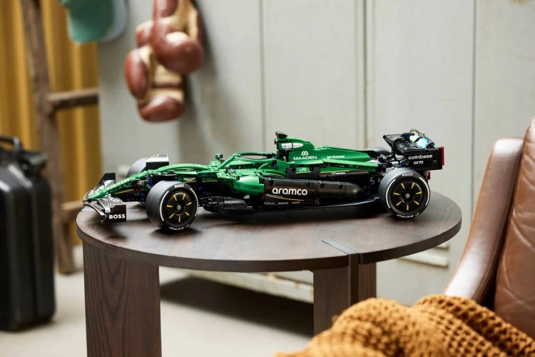 LEGO Technic 42240 Samochód Aston Martin Aramco AMR25 F1_22.jpg