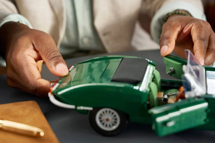 LEGO Ikony 11381 Jaguar E-Type_6.jpg