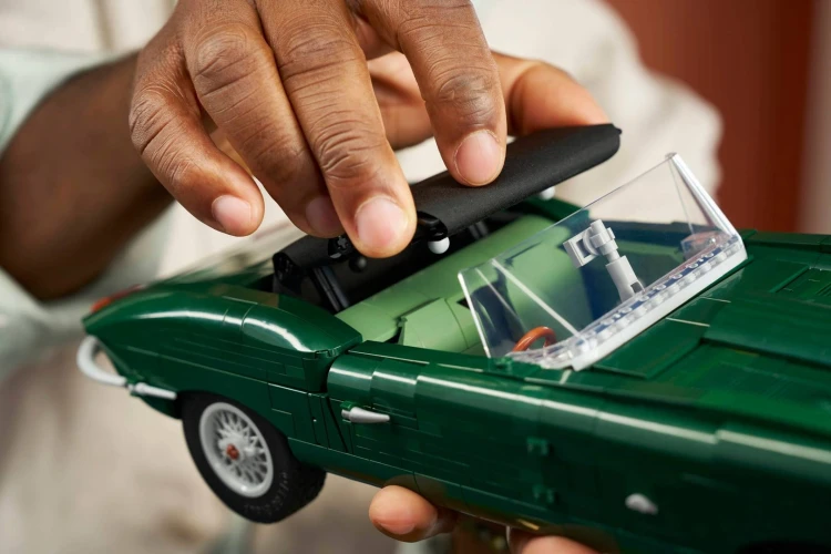 LEGO Ikony 11381 Jaguar E-Type_9.jpg