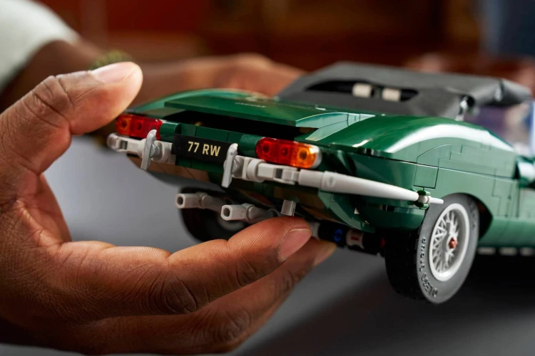 LEGO Ikony 11381 Jaguar E-Type_12.jpg