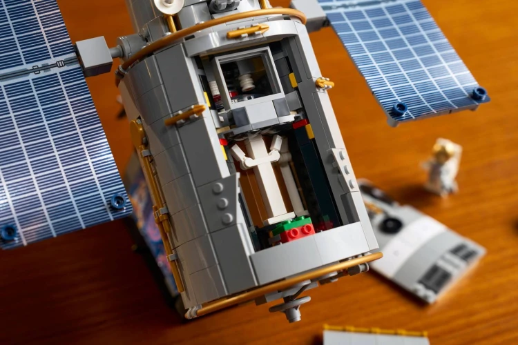 LEGO Icons 11382 Kosmiczny Teleskop Hubble’a_16.jpg