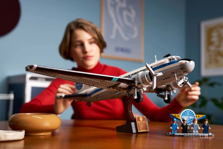 LEGO ICONS 11378 Douglas DC-3 PAN AM Airliner_8.jpg