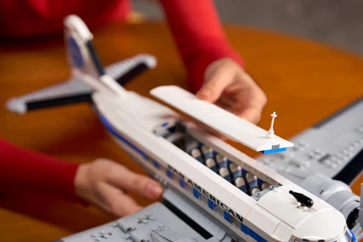 LEGO ICONS 11378 Douglas DC-3 PAN AM Airliner_11.jpg