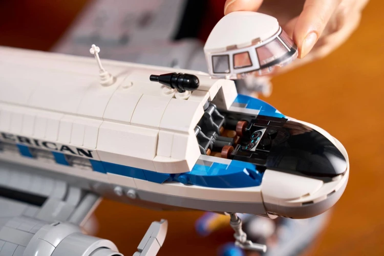 LEGO ICONS 11378 Douglas DC-3 PAN AM Airliner_13.jpg