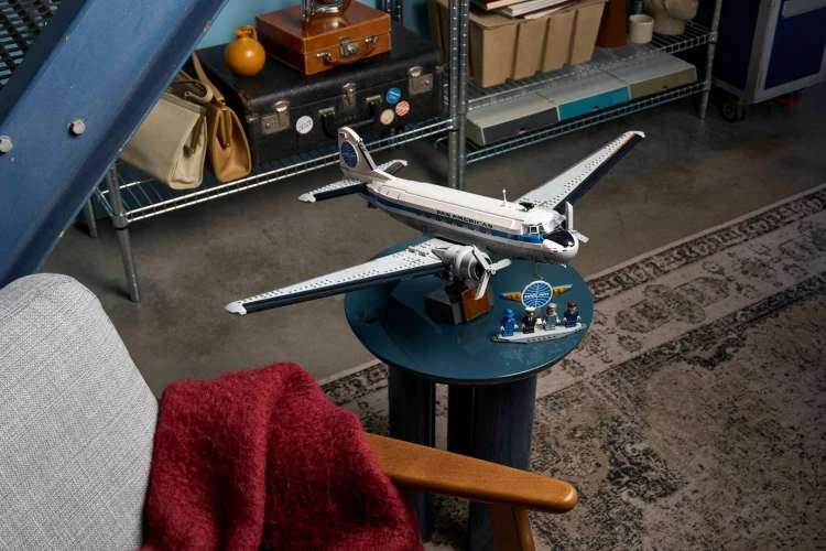 LEGO ICONS 11378 Douglas DC-3 PAN AM Airliner_16.jpg