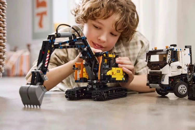 LEGO Technic 42175 Ciężarówka Volvo FMX i koparka EC230 Electric_6.jpg