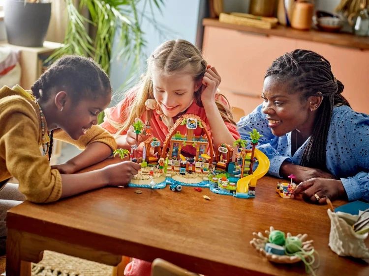 LEGO Friends 42673 Klocki Rodzinne wakacje na plaży_9.jpg