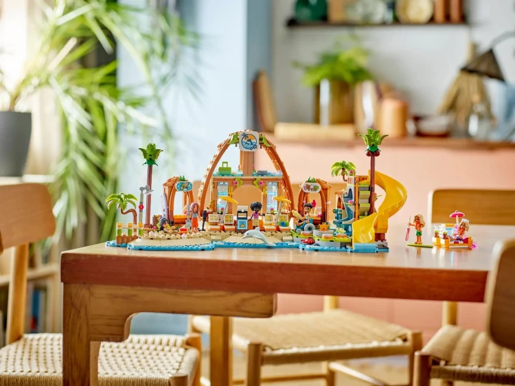 LEGO Friends 42673 Klocki Rodzinne wakacje na plaży_10.jpg