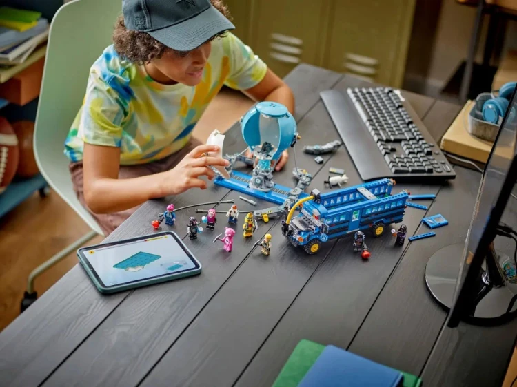 LEGO Fortnite 77073 Bus Bojowy_9.jpg
