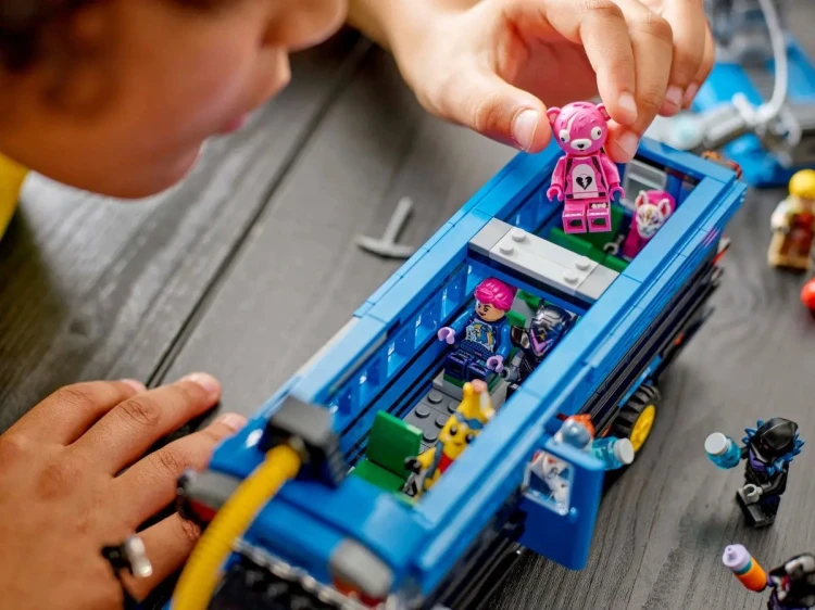 LEGO Fortnite 77073 Bus Bojowy_10.jpg
