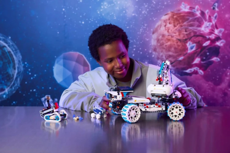 LEGO Technic 42211 Lunar Rover - Baza księżycowa_3.jpg