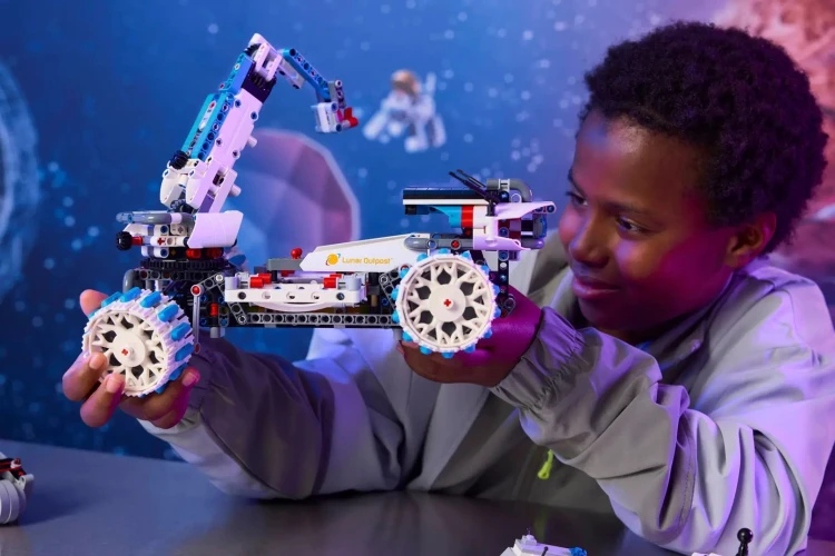 LEGO Technic 42211 Lunar Rover - Baza księżycowa_4.jpg
