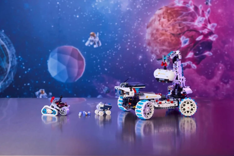LEGO Technic 42211 Lunar Rover - Baza księżycowa_5.jpg