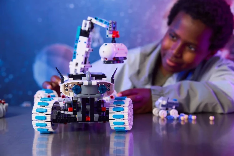 LEGO Technic 42211 Lunar Rover - Baza księżycowa_6.jpg
