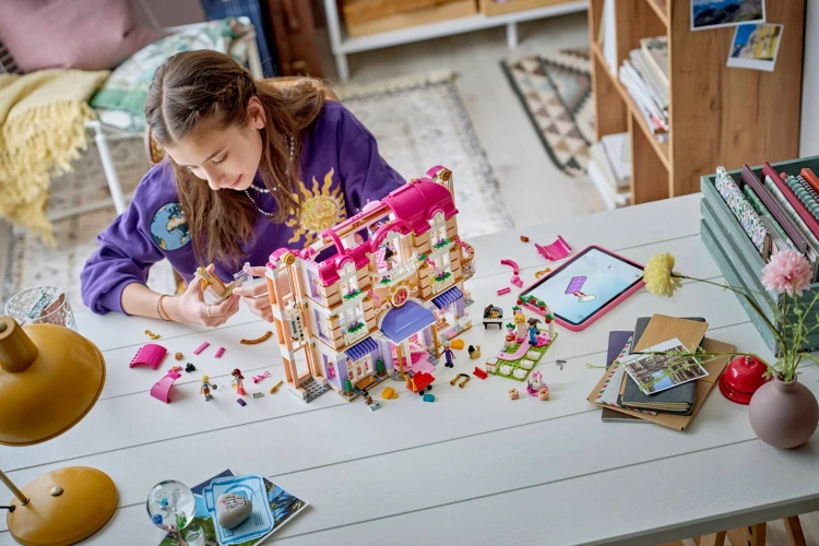 LEGO Friends 42704 Grand Hotel w Heartlake_11.jpg