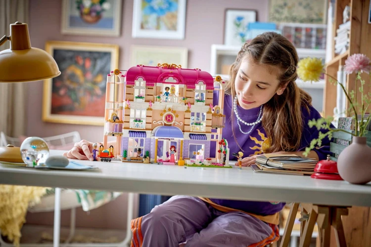 LEGO Friends 42704 Grand Hotel w Heartlake_12.jpg