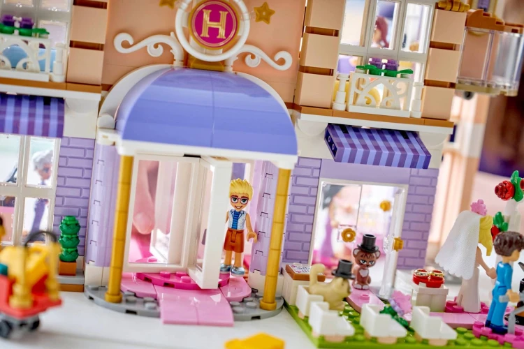 LEGO Friends 42704 Grand Hotel w Heartlake_13.jpg