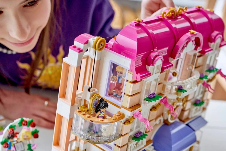 LEGO Friends 42704 Grand Hotel w Heartlake_15.jpg