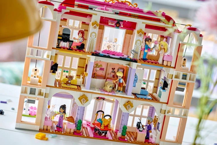 LEGO Friends 42704 Grand Hotel w Heartlake_16.jpg