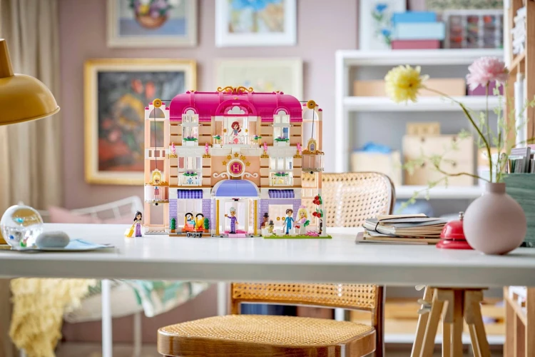 LEGO Friends 42704 Grand Hotel w Heartlake_17.jpg