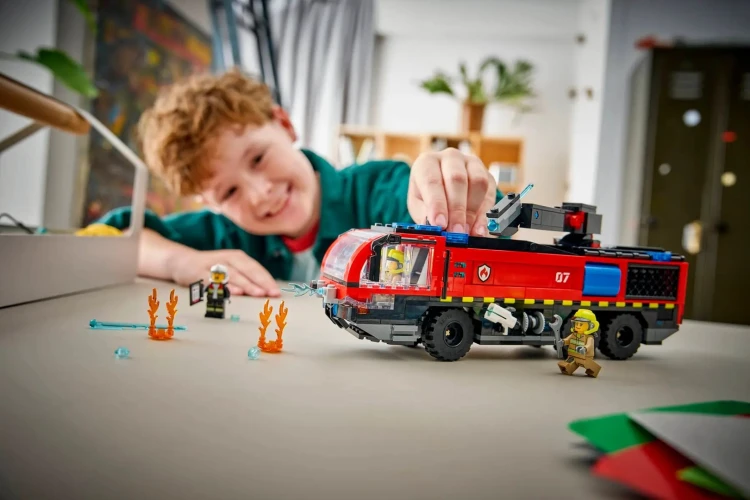 LEGO City Lotniskowy wóz strażacki 60499_13.jpg