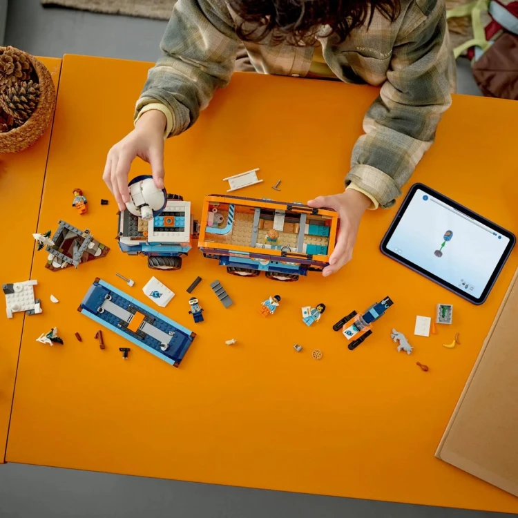 Klocki LEGO City 60471 Ciężarówka z laboratorium arktycznej odkrywczyni_10.jpg