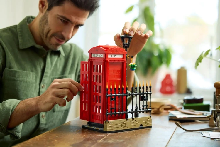 LEGO Ideas 21347 Czerwona londyńska budka telefoniczna_12.jpg