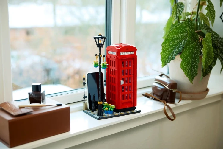 LEGO Ideas 21347 Czerwona londyńska budka telefoniczna_13.jpg