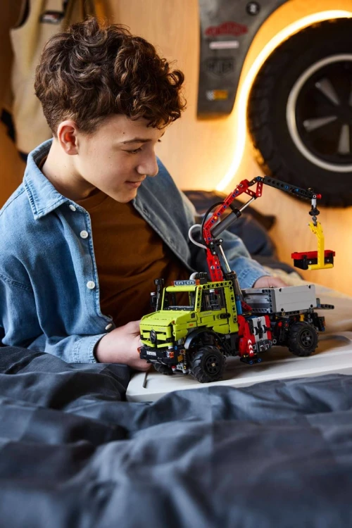 LEGO Technic 42242 Mercedes-Benz Unimog U 5023 z dźwigiem_8.jpg