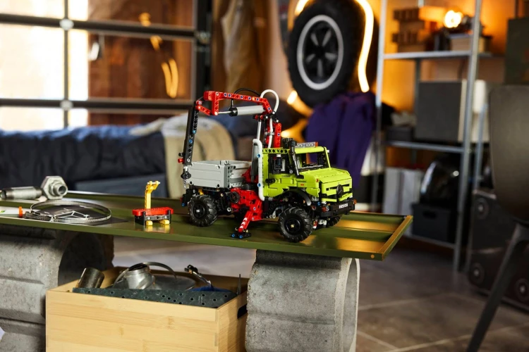 LEGO Technic 42242 Mercedes-Benz Unimog U 5023 z dźwigiem_10.jpg